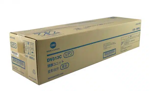 Cutie de carton DV313C, marca Konicaminolta, utilizată pentru transportul echipamentelor de birou, dimensiuni lungi, design simplu.